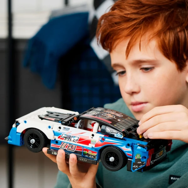 Technic 42153 Шевроле Камаро ZL1 нового поколения NASCAR