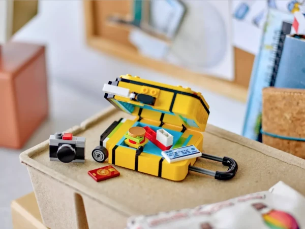 Эксклюзивные и Коллекционные Наборы LEGO 40817 Набор LEGO 40817 «Желтый дорожный чемодан»