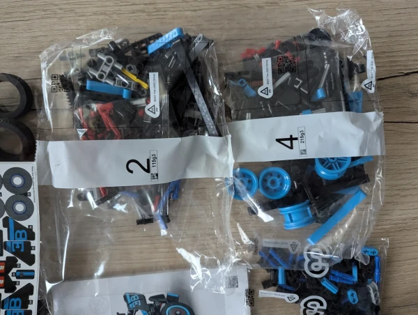 УЦЕНКА 42162987 НАБОР БЕЗ КОРОБКИ «LEGO 42162 Bugatti Bolide Agile Blue»