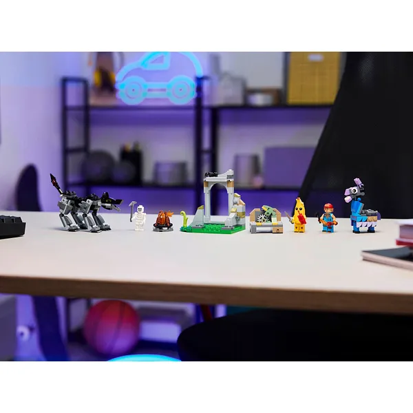 Fortnite 77075 Набор LEGO 77075 «Лагерь Пилли и Спаркплага» (Фото 3)