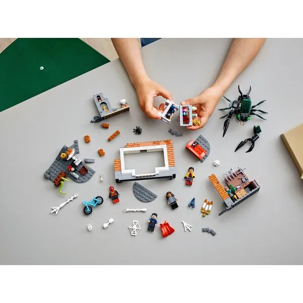 Marvel Super Heroes 76185 Человек-Паук в мастерской Санктума (Фото 5)