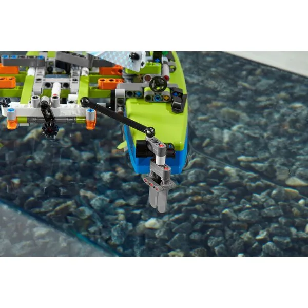 Technic 42105 Катамаран (Фото 4)